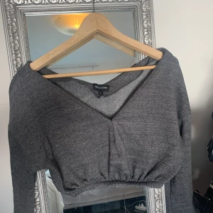 Kort Tröja  - Från pretty little thing, använd fåtal gånger, jätte skönt material 