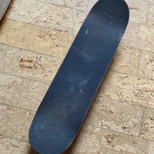 Skateboard - Säljer en komplett skateboard 8,25 bredd 