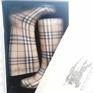 Äkta Burberry  gummistövlar stl 38 - I väldigt bra skick, köpta på NK gbg. Ligger i original kartongen.