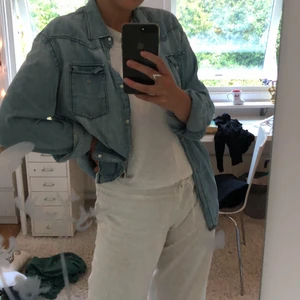 Acne skjorta  - Jättesnygg jeansskjorta från Acne. Knappt använd men i jättebra skick och säljs pga att den aldrig kommer till använding.