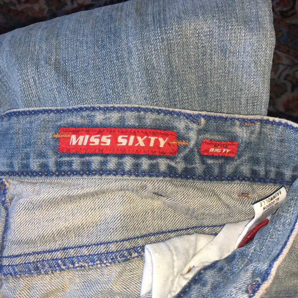 Äkta Miss Sixty jeans köpta någon gång på 80-90talet men ändå jättebra kvalitet! Färgen stämmer mer överens med den sista bilden! Brukar ha storlek 36/S i andra storleksmått. Jeans & Byxor.