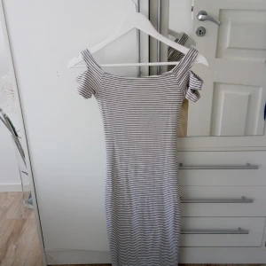 Klänning från NewYorker - Fin svart och vit klänning tight och lång Nästan aldrig andvänd