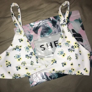 Bikini topp med blommor från shein - Endast testad för den passade inte. Lägg gärna ett bud på den om du är intresserad ✌🏼🥰 fraktkostnad går på 22 kr