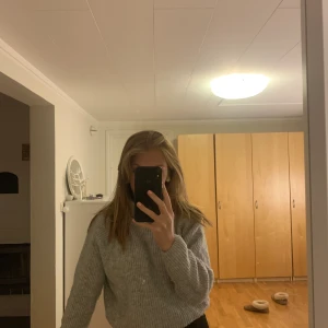 Sticka tröja - Mys stickad polotröja. Köp från okänt märke från Barcelonaborna, använts några gånger. Storlek XS pris diskuterats minst 65kr + frakt.