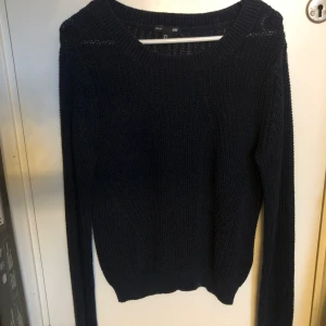 Mörkblå stickad tröja S - Mörkblå stickad tröja från HM. Fint skick. 