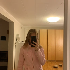 Hoddie från Gant - Jätte skön hoodie från gant. Jätte bra skick o knappt använd i storlek XS. Pris diskuteras men minst 300kr 
