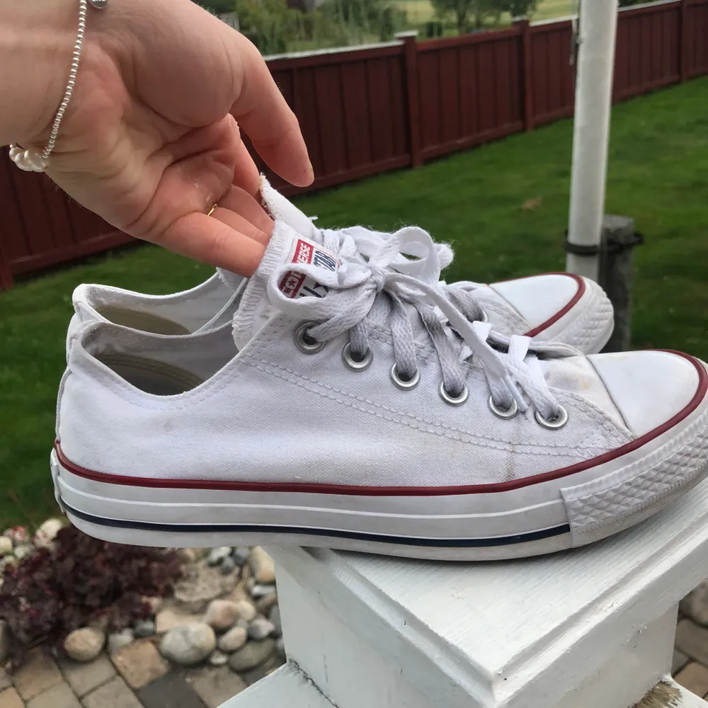 Ett par låga vita converse i storlek 39. Väl använda men har försökt tvätta och göra rent dem så mycket som möjligt! Säljer dem för 75kr + frakt, tar swish!. Skor.