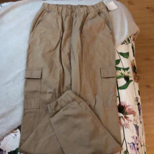 Cargo byxor - Användning: Aldrig Frakt tillkommer men kan diskuteras vid köp av andra plagg/ produkter ✨ Priser går också att diskuteras 