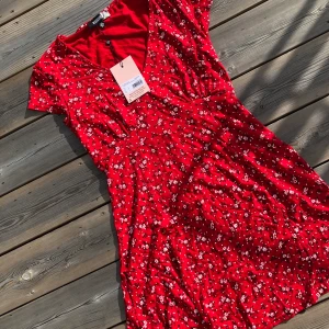 Röd klänning - Supersöt klänning från Missguided 🥺 HELT NY!    Så aldrig använd. Lappen sitter kvar.                                                 Storlek S                                                                         120 kr eller bud 🥰 + frakt 