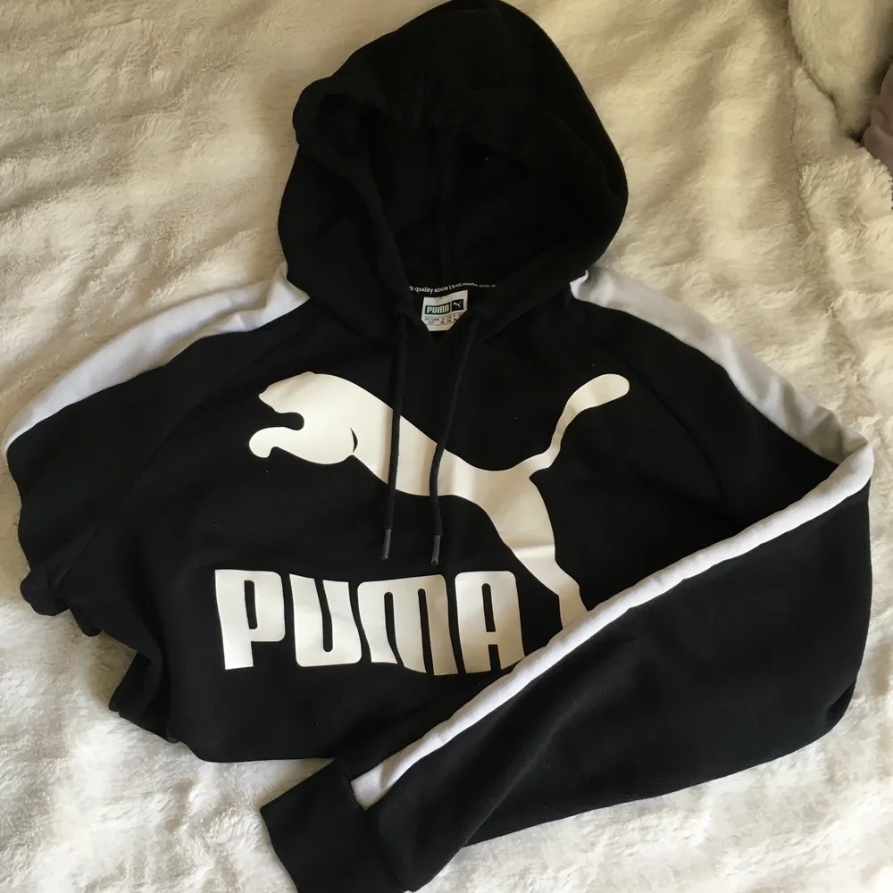 Snyggaste hoodien från Puma! Använd bra många gånger men är jättefin ser ut som ny! Ganska tunt men skönt material. Köparen står för frakt. Hoodies.