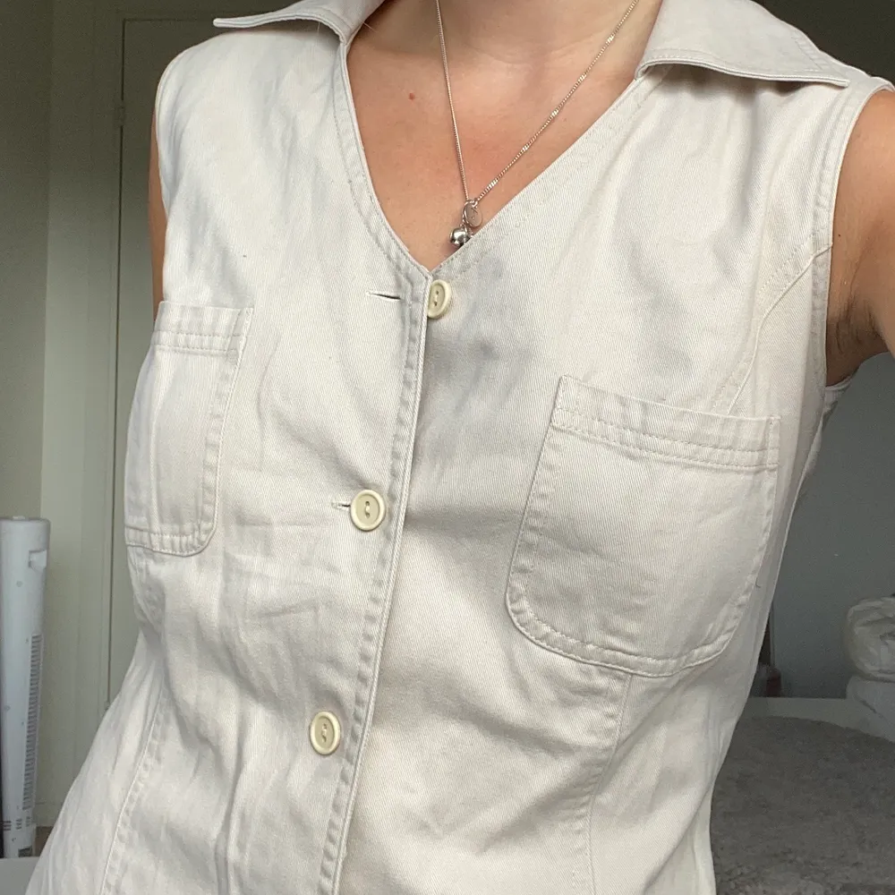 beige perfekt jeansklänning köpt på secondhand  ⭐️⭐️. Klänningar.