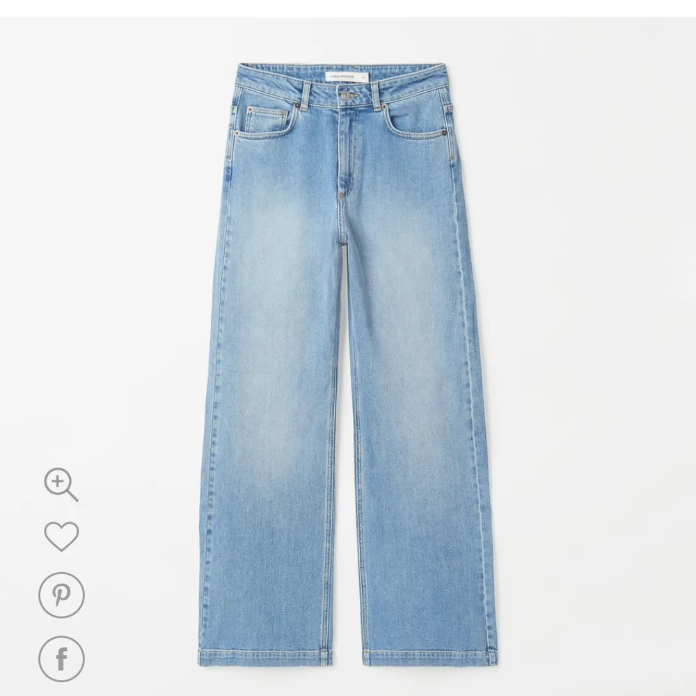 Säljer dessa jeans från carin wester då de var för stora för mig💕 använt med bra skick❤ bilder om passform osv kan fås i pm❣ då många (fler än vad jag tänkte) så får ni skriva era bud i kommentarerna så alla kan se. Tack🥰. Jeans & Byxor.