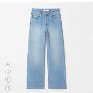 Säljer dessa jeans från carin wester då de var för stora för mig💕 använt med bra skick❤ bilder om passform osv kan fås i pm❣ då många (fler än vad jag tänkte) så får ni skriva era bud i kommentarerna så alla kan se. Tack🥰
