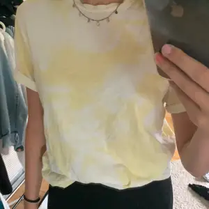 Jättefin t-shirt från Mango som säljs pga att den aldrig används. Tie dye mönster med vitt och gult. Storlek xs men skulle säga att den kan passa s också! Skriv för frågor 🤍