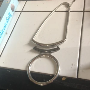 Stort Halsband  - Halsband :) passar om man ska klä ut sig , fint skick