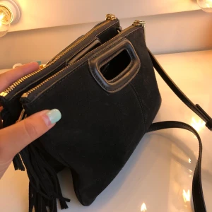 Maje väska - Säljer min svarta maje väska som är köpt i februari i Milano för 2499 kr. Sparsamt använd! Det är två väskor som sitter ihop men som man kan använda båda enskilt. En svart väska eller en svart väska med guldiga detaljer. 1200 kr eller kom med egna bud!💓
