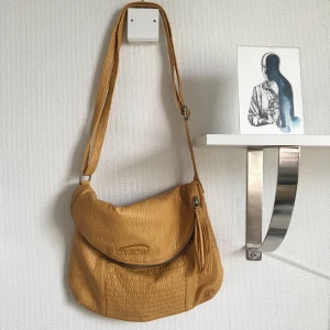  - VÄSKA FRÅN OXBOW ✨ jättesnygg gul väska i fake-läder från oxbow. Justerbar axelrem.  Inköpt för ca 2 år sedan och söker nu ny ägare. Säg till om du vill ha fler bilder!! 