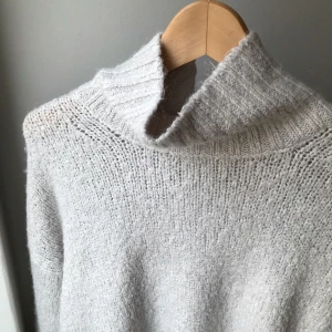  - Mysig stickad tröja, frakt tillkommer 