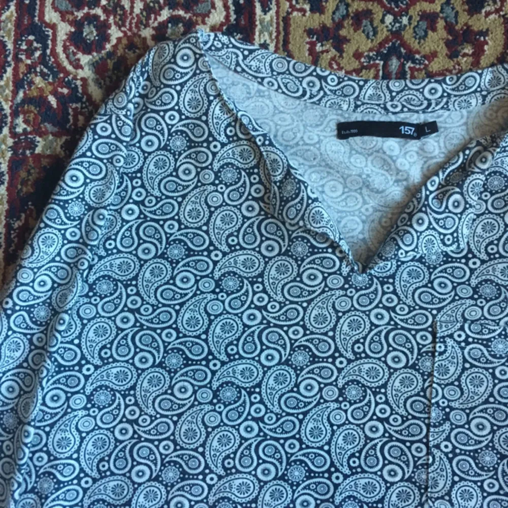 Jätte fin blå/vit tröja från Lager 157. Använd fåtal gånger. Köparen står för frakt, har Swish✨. Tröjor & Koftor.