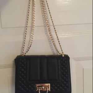  - Väska från Gina tricot. Använd ett fåtal gånger. Chanelinspirerad modell.