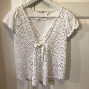  - En väldigt snygg t-shirt från odd molly! Passar till vardags och fest! Använd endast 1 gång och därför i väldigt gott skick. 