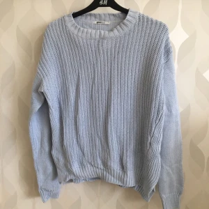 - Ljusblå ribbad tjocktröja, knappt använd 