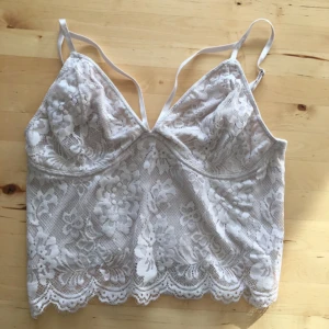  - Ljusbeige topp, knappt använd. Storlek L men passar även som M och S