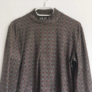  - Cool mönstrad långärmad i något material som liknar sammet. Hittar ingen storlek men skulle säga S-M  beroende på hur den ska sitta. Skicka meddelande om du har frågor!🌸