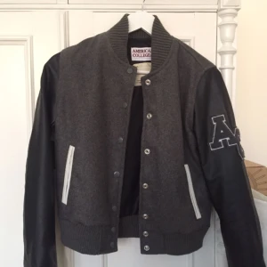  - Snygg jacka från American College som aldrig är använd. Frakt tillkommer utanför Stockholm. Jackan är storlek M men är väldigt liten i storleken så är mer XS/S.