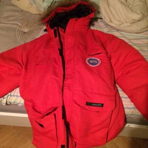  - Säljer nu min jacka då jag köpt ny fäller lite dunfjädrar inne i jackan annars e den i bra skick pris går å diskuteras vid snabb affär