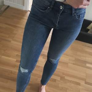 Tighta jeans från H&M Divided med låg-normal midja. Jättebekväma och sitter även perfekt tight vid anklarna. Helt oanvända med lappen kvar pga lite för små. Strl 34. Frakt 63 kr! 