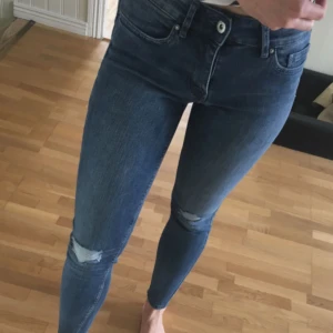 Jeans - Tighta jeans från H&M Divided med låg-normal midja. Jättebekväma och sitter även perfekt tight vid anklarna. Helt oanvända med lappen kvar pga lite för små. Strl 34. Frakt 63 kr! 