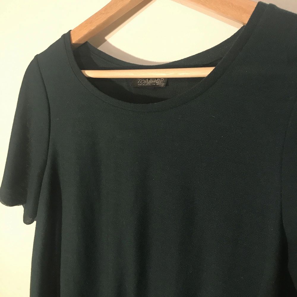 Dark green scalloped blouse from TopShop. Blusar.
