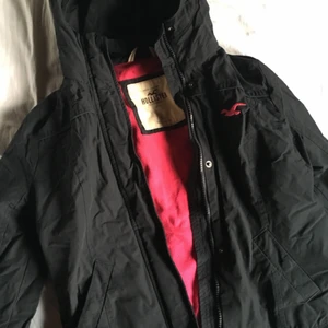  - En nice höst/vår jacka från Hollister! 🌹 Använd en del men fortfarande i bra skick.  Det står S i den men skulle mer tippa på Xs-S. Säljer för att den är för liten! Min gamla favvo och go-to jacka, älskar den <33 Frakt ingår i priset! 