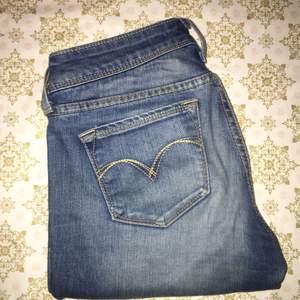 Levis jeans som är ”low rise skinny”. Snuff ljusblå färg och passar mig som har 27 i waist. Längden är bra på mig som är 1,68 cm lång
