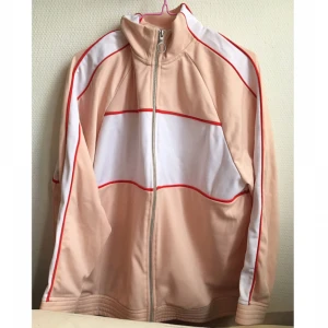  - Här är en wct-tröja nyligen inköpt från Monkis senaste kollektion. Strl S. Använd fåtal gånger, lite nopprig på ett ställe vid kedjan, se bild.  Kan posta eller möta upp.