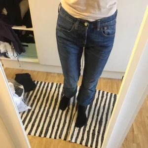  - Har för många Levis 501, så säljer därför dessa. På dom står det storlek 28/32, och på dessa är det ungefär en small :) 