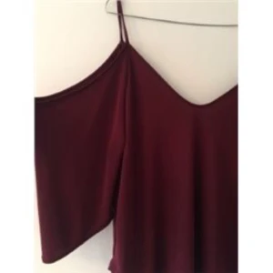  - Topp med bara axlar samt vid passform från Gina tricot i storlek S