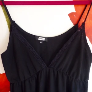  - Svart, urringad top med spetskant. Fint skick. Frakt: 14 kr 🌹