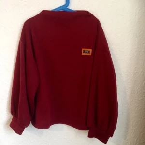  - Vinröd höstig halvpolo🍁 Oanvänd, säljer pga för liten storlek. Står medium inuti men jag rekommenderar den för mindre storlekar!