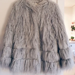  - Ljusblå fuskpäls från HM Trend. Möts i Sthlm eller fraktar mot fraktkostnad. 