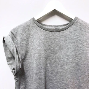  - T-shirt från ASOS i storlek S säljes för 60kr, frakt tillkommer. Betalning sker via swish.