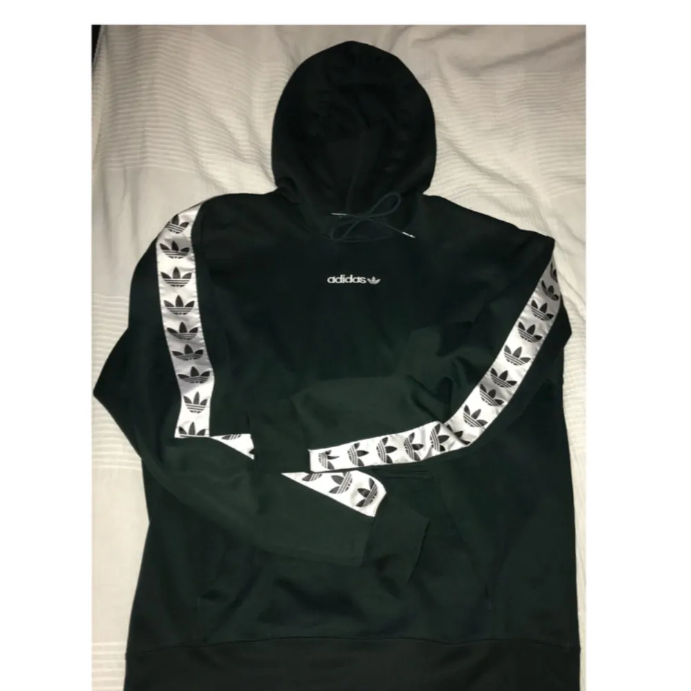 Sparsamt använd Adidas hoodie i mörkgrön färg.  Nuvarande Högsta bud: 500kr.   Köp direkt: 750. Hoodies.