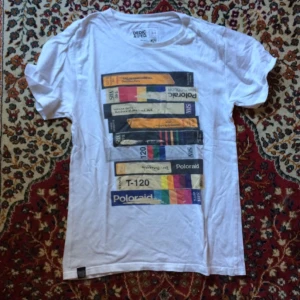  - Snygg t-shirt från the t-shirt store med retroaktigt tryck. Använd ett fåtal gånger. Frakt tillkommer, bud mottages 