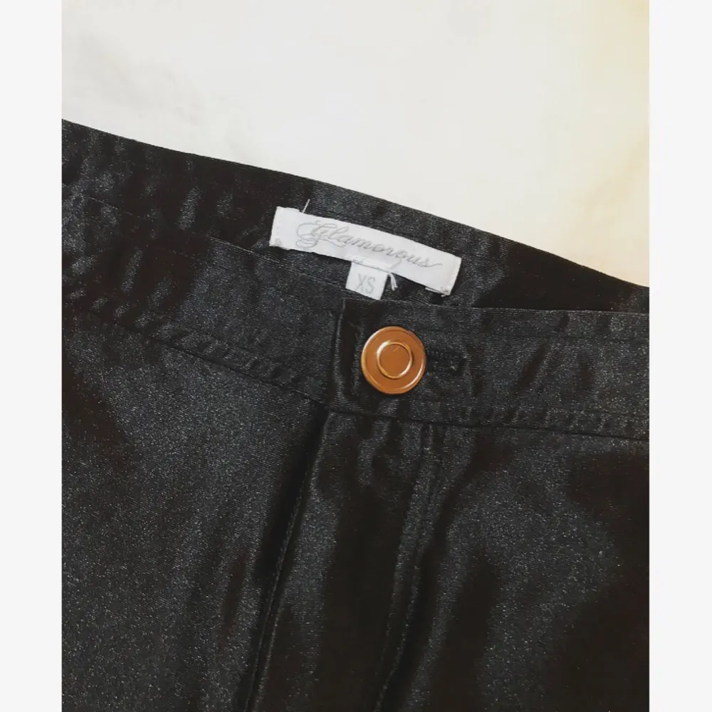 Svarta disco pants från Glamorous. Väl använda men mycket bra skick! Små fickor bak som på American Apparels original-byxa.. Jeans & Byxor.