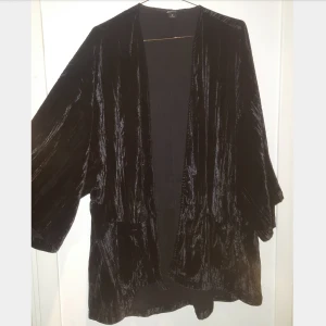  - Fin sammetskimono från Monki! Storlek M men passar S-L. Fint skick! 