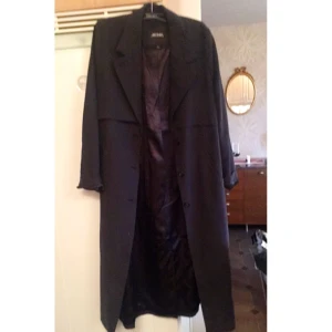  - Snygg lång tunn svart kappa/trenchcoat från Monki. Använd ett par ggr bara.