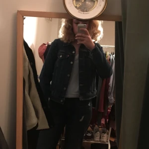  - Tajt jeansjacka från Levis, aldrig använd ganska liten i storleken 