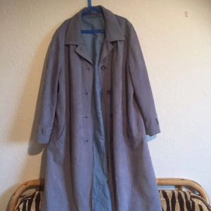  - Fin blå kappa! Hål i ena fickan men annars i bra skick. Postar eller möter söder/söderort!⭐️