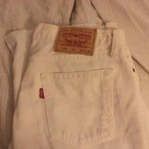  - Vita levis jeans avklippta till anklarna 